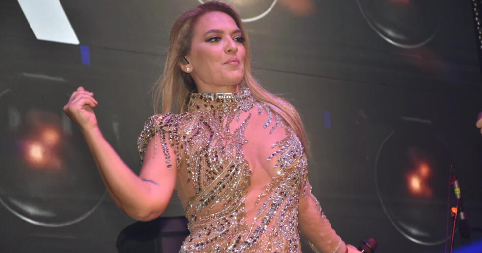 Demet Akalın’dan Kemer’de Büyük Profesyonellik: Acısını Kalbine Gömüp Sahneye Çıktı!