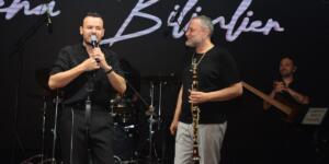 DEHA BİLİMLİER’DEN SOKAK HAYVANLARI İÇİN ANLAMLI GECE İZMİR’DE YARDIM GECESİNDE SAHNE ALDI