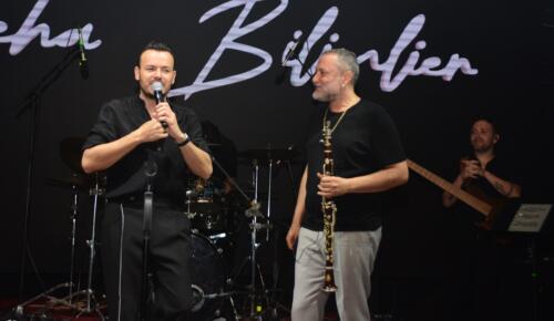 DEHA BİLİMLİER’DEN SOKAK HAYVANLARI İÇİN ANLAMLI GECE İZMİR’DE YARDIM GECESİNDE SAHNE ALDI