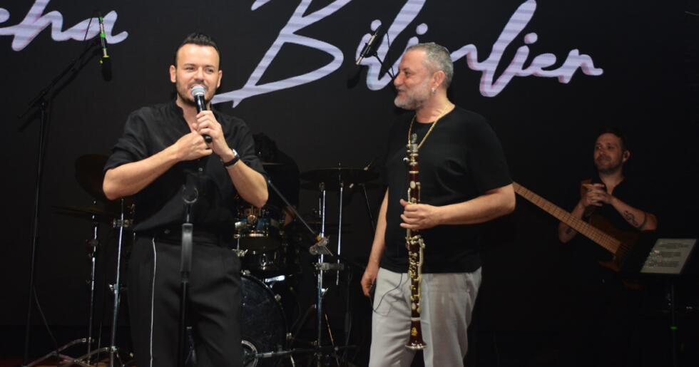 DEHA BİLİMLİER’DEN SOKAK HAYVANLARI İÇİN ANLAMLI GECE İZMİR’DE YARDIM GECESİNDE SAHNE ALDI