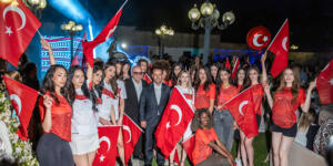 A Milli Futbol Takımı’na moral gecesi… Milli formalar ve bayraklarla podyuma çıktılar moral verdiler..