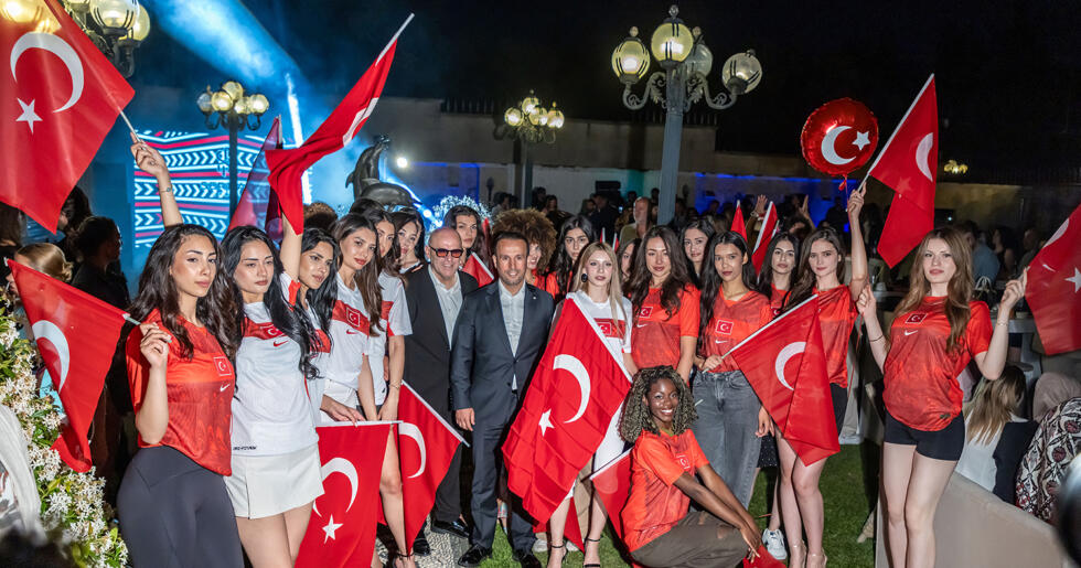 A Milli Futbol Takımı’na moral gecesi… Milli formalar ve bayraklarla podyuma çıktılar moral verdiler..
