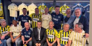 Barış Baran Aras, Fenerbahçe’nin Yeni Sezon Forma Tanıtımında Efsanelerle Buluştu