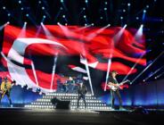 TÜRK BAYRAĞI EŞLİĞİNDE SAHNEYE ÇIKAN VE “İYİ AKŞAMLAR İSTANBUL!” DİYEREK  ON BİNLERCE HAYRANINI SELAMLAYAN EFSANELER  UNUTULMAZ BİR ROCK GECESİNE İMZA ATTI