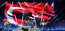 TÜRK BAYRAĞI EŞLİĞİNDE SAHNEYE ÇIKAN VE “İYİ AKŞAMLAR İSTANBUL!” DİYEREK  ON BİNLERCE HAYRANINI SELAMLAYAN EFSANELER  UNUTULMAZ BİR ROCK GECESİNE İMZA ATTI
