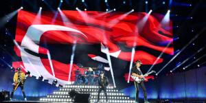 TÜRK BAYRAĞI EŞLİĞİNDE SAHNEYE ÇIKAN VE “İYİ AKŞAMLAR İSTANBUL!” DİYEREK  ON BİNLERCE HAYRANINI SELAMLAYAN EFSANELER  UNUTULMAZ BİR ROCK GECESİNE İMZA ATTI
