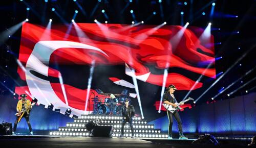 TÜRK BAYRAĞI EŞLİĞİNDE SAHNEYE ÇIKAN VE “İYİ AKŞAMLAR İSTANBUL!” DİYEREK  ON BİNLERCE HAYRANINI SELAMLAYAN EFSANELER  UNUTULMAZ BİR ROCK GECESİNE İMZA ATTI