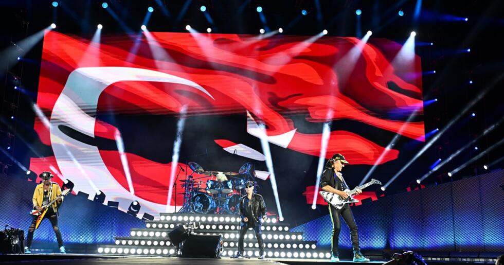 TÜRK BAYRAĞI EŞLİĞİNDE SAHNEYE ÇIKAN VE “İYİ AKŞAMLAR İSTANBUL!” DİYEREK  ON BİNLERCE HAYRANINI SELAMLAYAN EFSANELER  UNUTULMAZ BİR ROCK GECESİNE İMZA ATTI