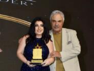 EBRU TORUN’A ÖDÜLÜNÜ HALİL ERGÜN VERDİ!