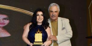 EBRU TORUN’A ÖDÜLÜNÜ HALİL ERGÜN VERDİ!
