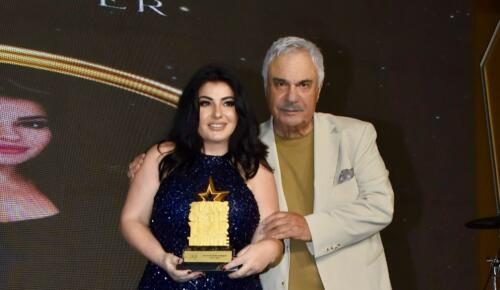 EBRU TORUN’A ÖDÜLÜNÜ HALİL ERGÜN VERDİ!