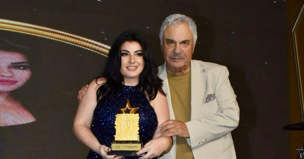 EBRU TORUN’A ÖDÜLÜNÜ HALİL ERGÜN VERDİ!