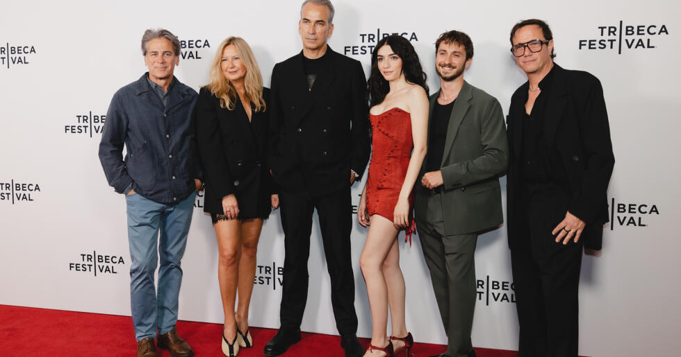 ALPHAN EŞELİ’NİN YAZIP YÖNETTİĞİ,  BAŞROLÜNDE HAZAR ERGÜÇLÜ’NÜN YER ALDIĞI  “MUTTER: Bir Annenin Hatıra Defteri”  DÜNYA PRÖMİYERİNİ TRIBECA FESTIVALİ’NDE GERÇEKLEŞTİRDİ