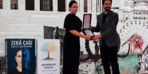 Kültür ve Turizm Bakan Yardımcısı Dr. Batuhan Mumcu, Araştırmacı Yazar Ümmühani Kara’ya Ödülünü Takdim Etti