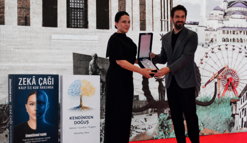 Kültür ve Turizm Bakan Yardımcısı Dr. Batuhan Mumcu, Araştırmacı Yazar Ümmühani Kara’ya Ödülünü Takdim Etti