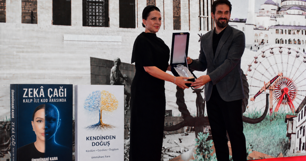 Kültür ve Turizm Bakan Yardımcısı Dr. Batuhan Mumcu, Araştırmacı Yazar Ümmühani Kara’ya Ödülünü Takdim Etti