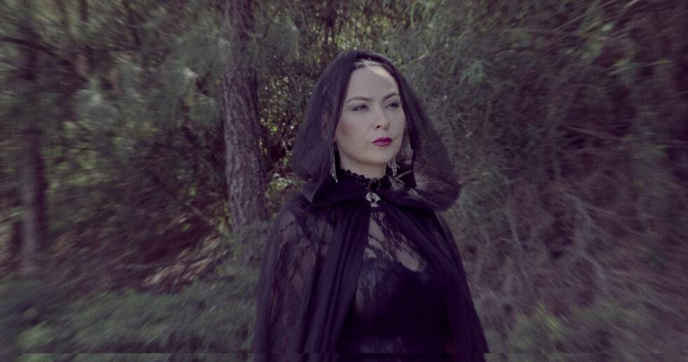 Yasemin Uğurlu’dan Yeni Tekli: “Kızıl Topraklar”