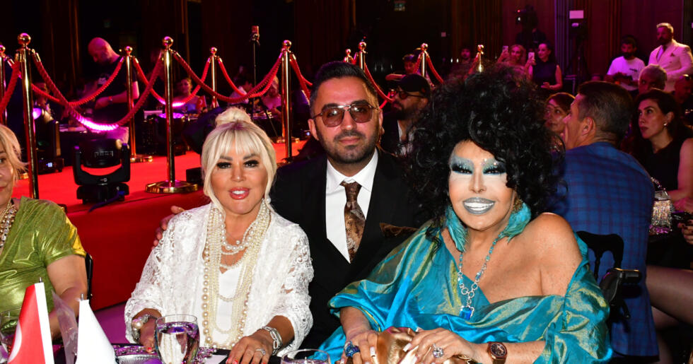 DİVA BÜLENT ERSOY ANKARA’DA GÖZ KAMAŞTIRDI