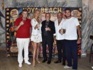 NOYA BEACH’TE COŞKULU YEŞİLÇAM GECESİ: NURİ ALÇO’NUN ELİNDEN GAZOZ İÇME YARIŞINA GİRDİLER!