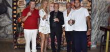 NOYA BEACH’TE COŞKULU YEŞİLÇAM GECESİ: NURİ ALÇO’NUN ELİNDEN GAZOZ İÇME YARIŞINA GİRDİLER!