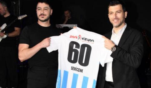 Semicenk, sağanak yağmura rağmen festival alanını dolduran binlerce hayranına unutulmaz bir gece yaşattı.