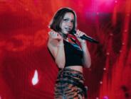 Zeynep Bastık, Bakü’de düzenlenen uluslararası müzik festivalinde binlerce müzikseverle buluştu.