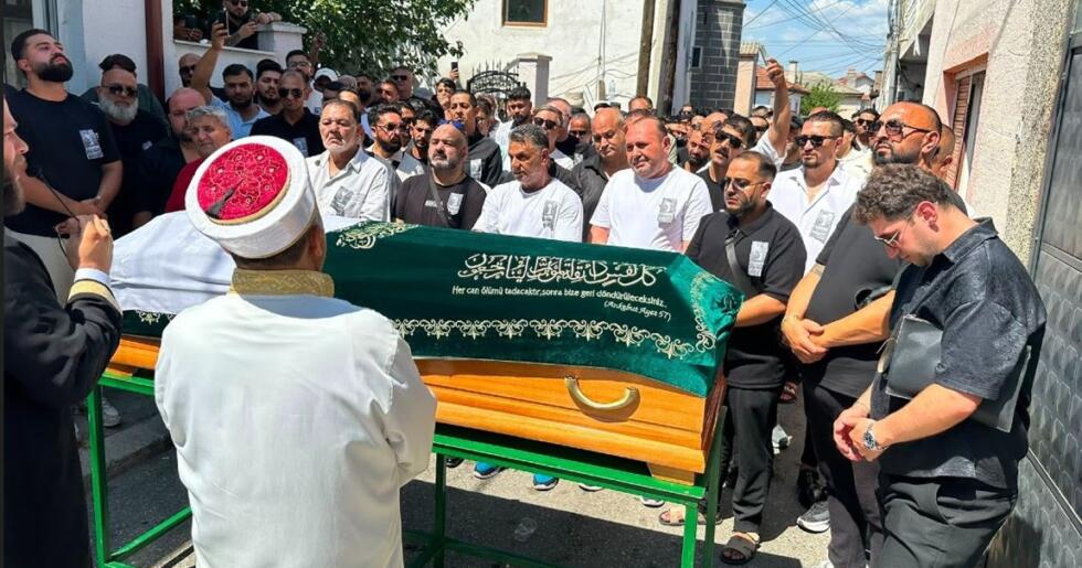 Arabeskin Usta İsmi Cansever Gözyaşları Arasında Son Yolculuğuna Uğurlandı