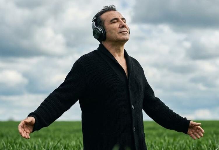 FERHAT GÖÇER’DEN TAKINTILI AŞIKLARA ŞARKI GELDİ!  “KAFAMIN İÇİNİ Bİ’ SALSAYDIN”