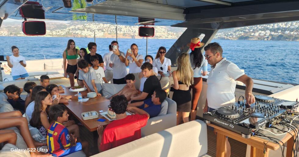 Atlas Celal Aras 12. Yaşını Bodrum’da Teknede Kutladı. .