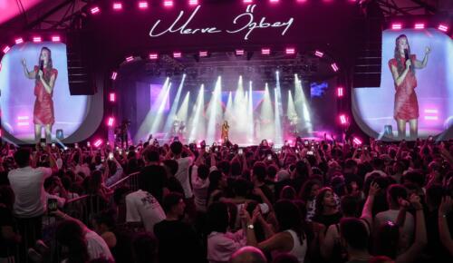 Merve Özbey 52. Uluslararası Arhavi Festivali’nde Sahne Aldı