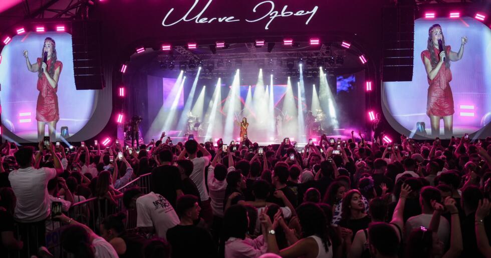 Merve Özbey 52. Uluslararası Arhavi Festivali’nde Sahne Aldı