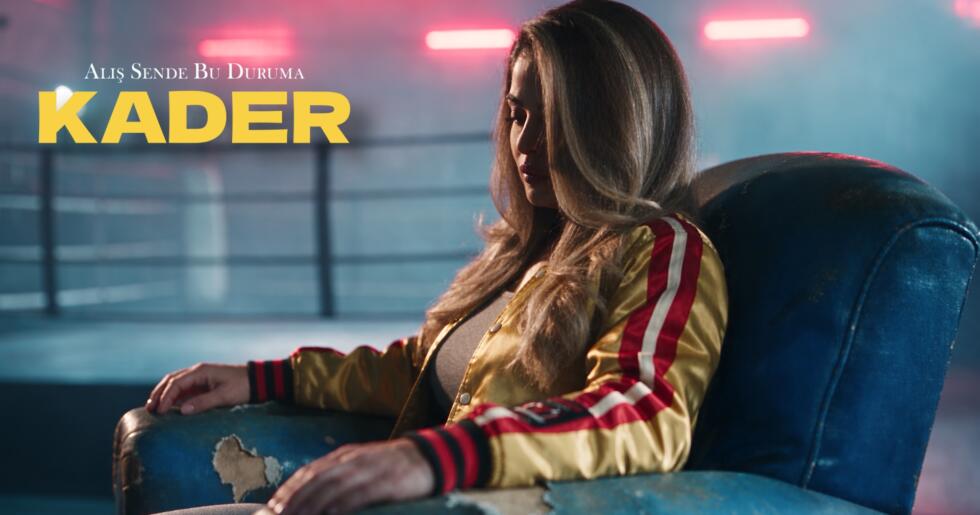 Kader, Yeni Şarkısı ve Yeni İmajıyla Müzik Dünyasına Döndü