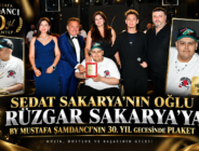 SEDAT SAKARYA’NIN OĞLU RÜZGAR SAKARYA’YA BY MUSTAFA ŞAMDANCI’NIN 30. YIL GECESİNDE PLAKET