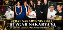 SEDAT SAKARYA’NIN OĞLU RÜZGAR SAKARYA’YA BY MUSTAFA ŞAMDANCI’NIN 30. YIL GECESİNDE PLAKET