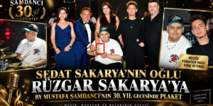 SEDAT SAKARYA’NIN OĞLU RÜZGAR SAKARYA’YA BY MUSTAFA ŞAMDANCI’NIN 30. YIL GECESİNDE PLAKET
