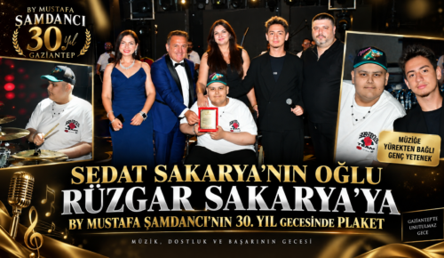 SEDAT SAKARYA’NIN OĞLU RÜZGAR SAKARYA’YA BY MUSTAFA ŞAMDANCI’NIN 30. YIL GECESİNDE PLAKET