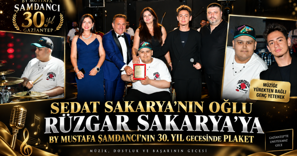 SEDAT SAKARYA’NIN OĞLU RÜZGAR SAKARYA’YA BY MUSTAFA ŞAMDANCI’NIN 30. YIL GECESİNDE PLAKET