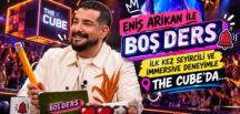 TÜRKİYE’DE BİR İLK: ENİS ARIKAN İLE “BOŞ DERS” İLK KEZ SEYİRCİLİ VE IMMERSIVE DENEYİMLE THE CUBE’DA…