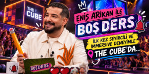 TÜRKİYE’DE BİR İLK: ENİS ARIKAN İLE “BOŞ DERS” İLK KEZ SEYİRCİLİ VE IMMERSIVE DENEYİMLE THE CUBE’DA…