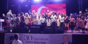 PETEK DİNÇÖZ’DEN GEYİKLİ’DE ZAFER BAYRAMI COŞKUSU