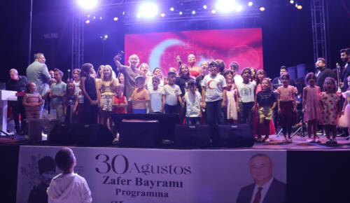 PETEK DİNÇÖZ’DEN GEYİKLİ’DE ZAFER BAYRAMI COŞKUSU