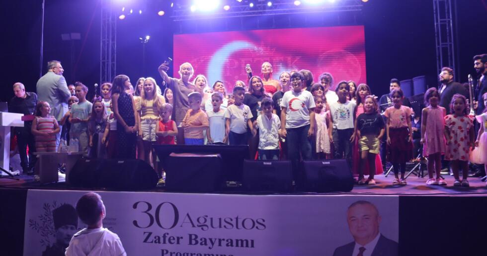PETEK DİNÇÖZ’DEN GEYİKLİ’DE ZAFER BAYRAMI COŞKUSU