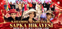 KASTAMONU’NUN 100 YILLIK ŞAPKA HİKÂYESİ  DEFİLESİ AYAKTA ALKIŞLANDI.
